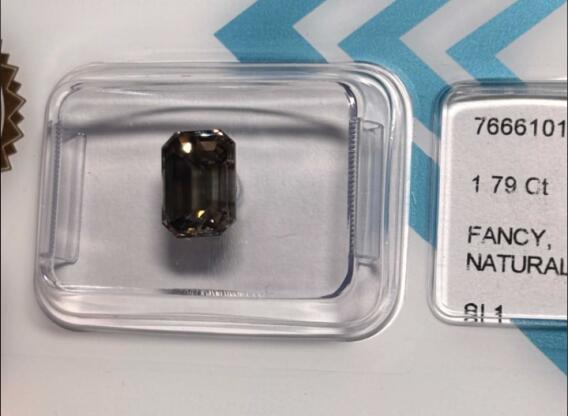 ELADÓ Ritka Befektetési Színes Gyémánt - 1.79 ct - IGI Tanúsítvánnyal (Fancy Deep Greenish Gray)