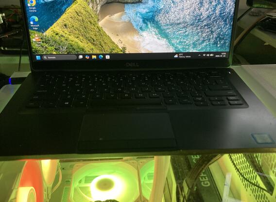 Dell üzelti laptop: i7, 8GB RAM, 128GB SSD, Full HD