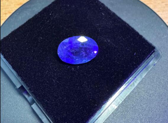 Múzeumi Méretű Természetes Tanzanit 7.18 ct (IGI)