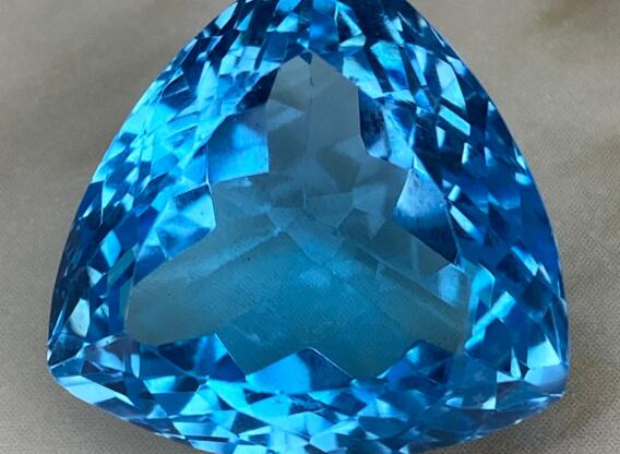 Múzeumi Méretű Természetes  (Swiss Blue) Topáz – 32,45 ct (ICA GemLab)