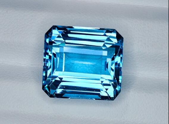 Befektetési Méretű Smaragdvágású (Swiss Blue) Brazíliai Topáz – 28,06 ct (IGI)